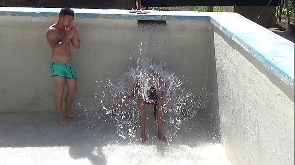 Dos step hermanastros se ponen a jugar en pelotas con el agua que llena su piscina en Valencia
